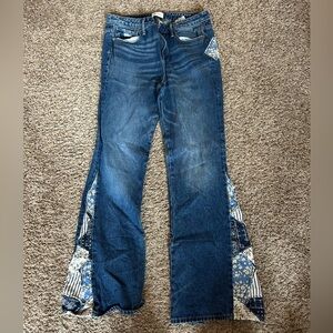 Driftwood Farrah embroidered dark wash jeans
Super cute design
Size W31 L34